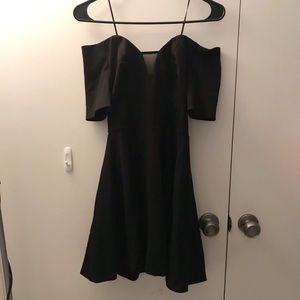 Guess off-shoulder black dress🖤